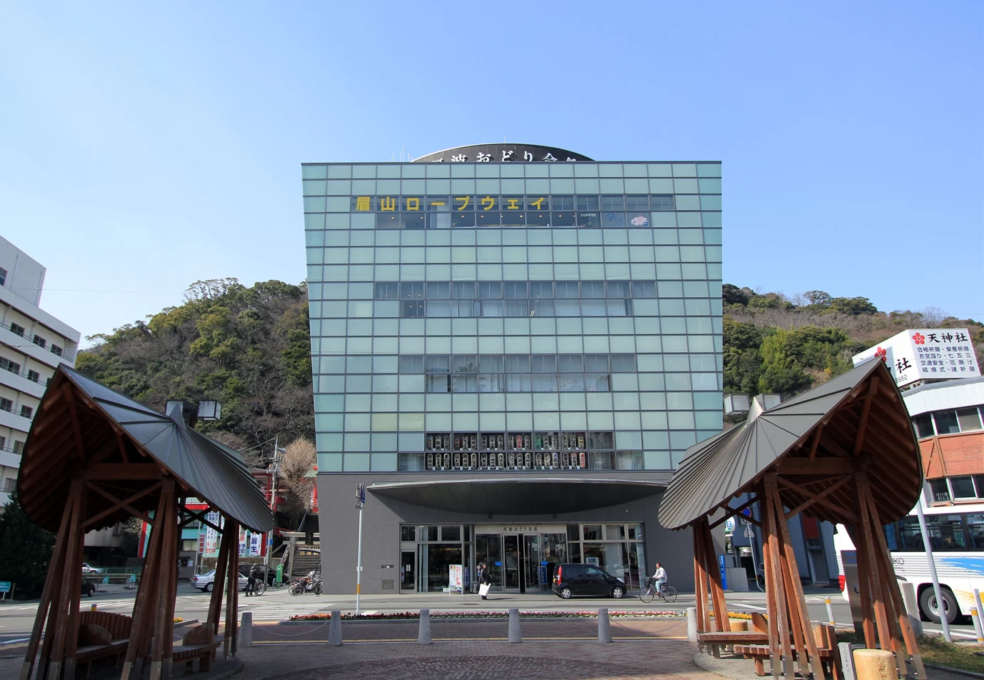 逆台形のユニークなファサード
