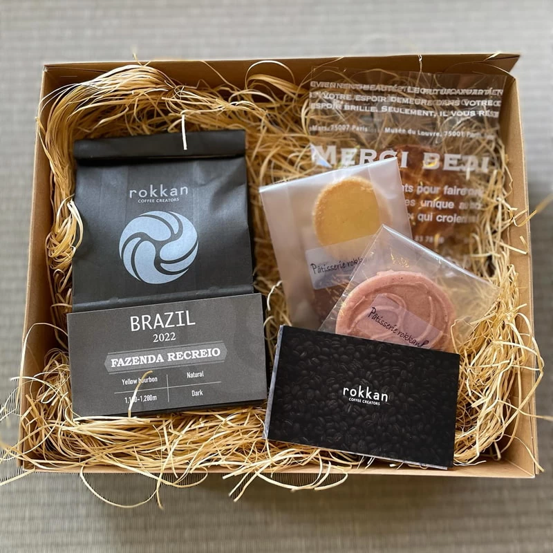 コーヒー豆と焼き菓子が詰め合わせになったギフトセット