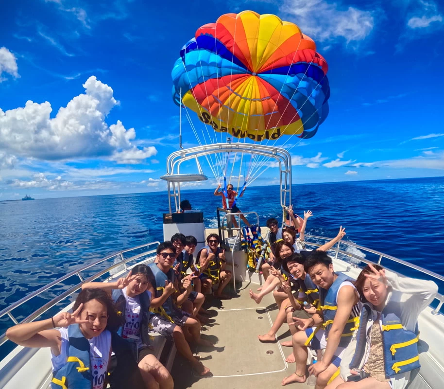 パラセーリングを実施する海へ出発