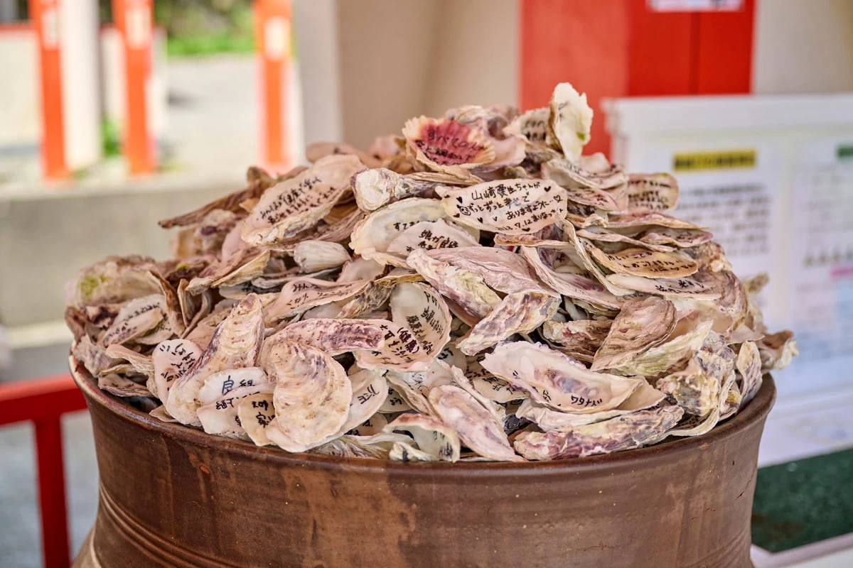 貝殻の裏に名前、表に願いを書いて恋愛成就を祈願