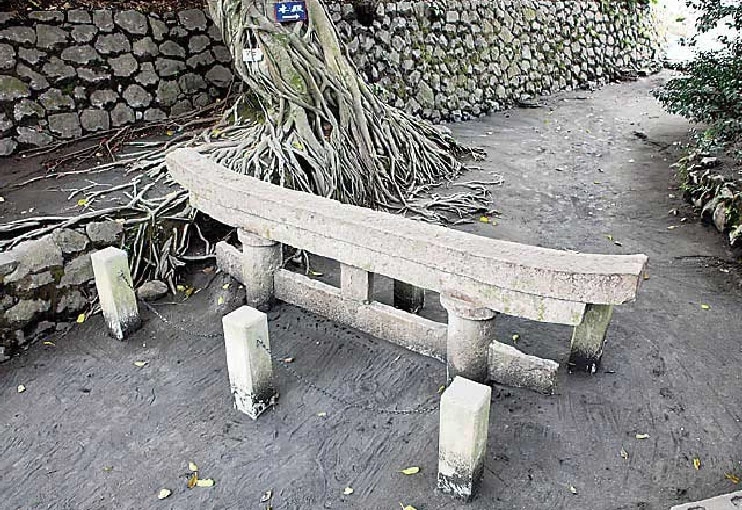 黒神埋没鳥居②