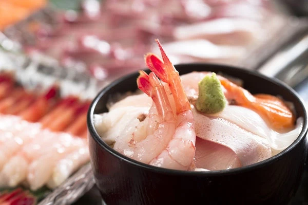 朝食のビュッフェで楽しめる「勝手丼」
