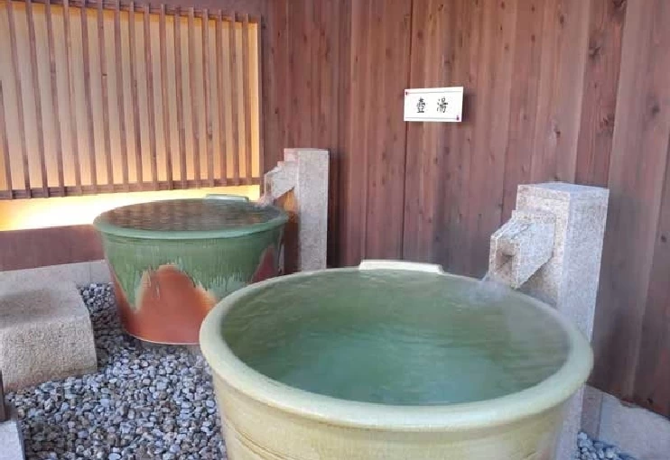 ひとりで寛ぐ「壺湯」