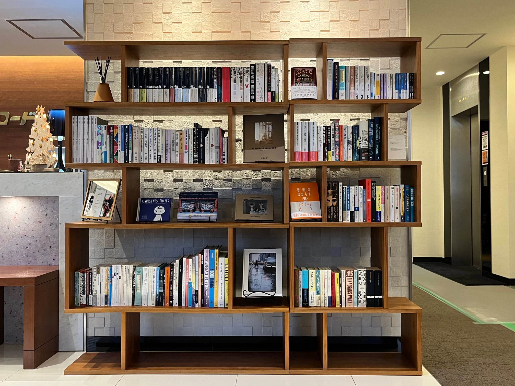 読書もできるモダンな雰囲気のロビー