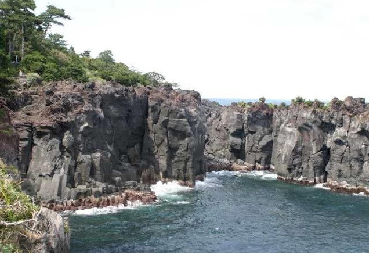 断崖絶壁の海岸線