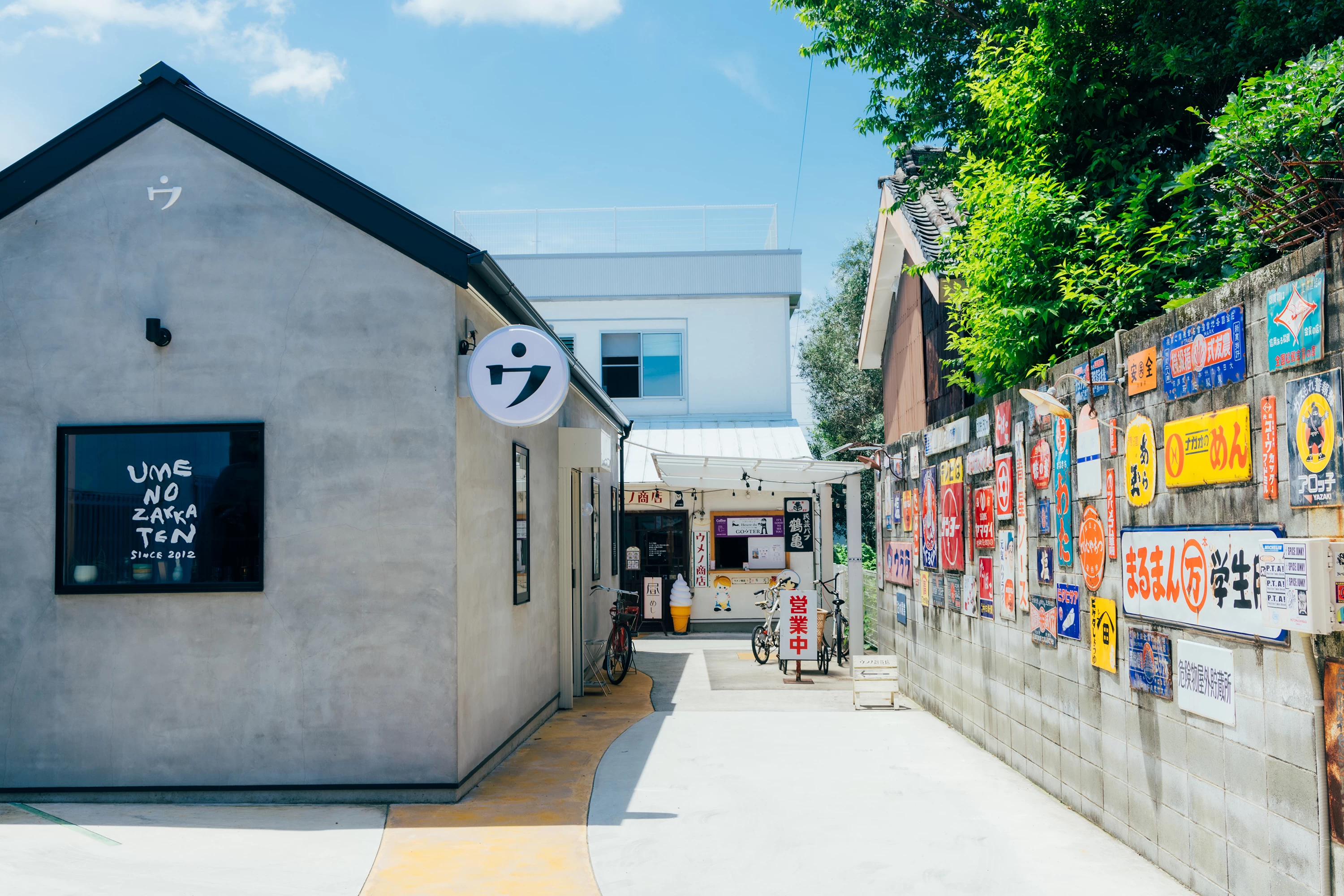 ブリキの看板が並んだ入り口にも注目して