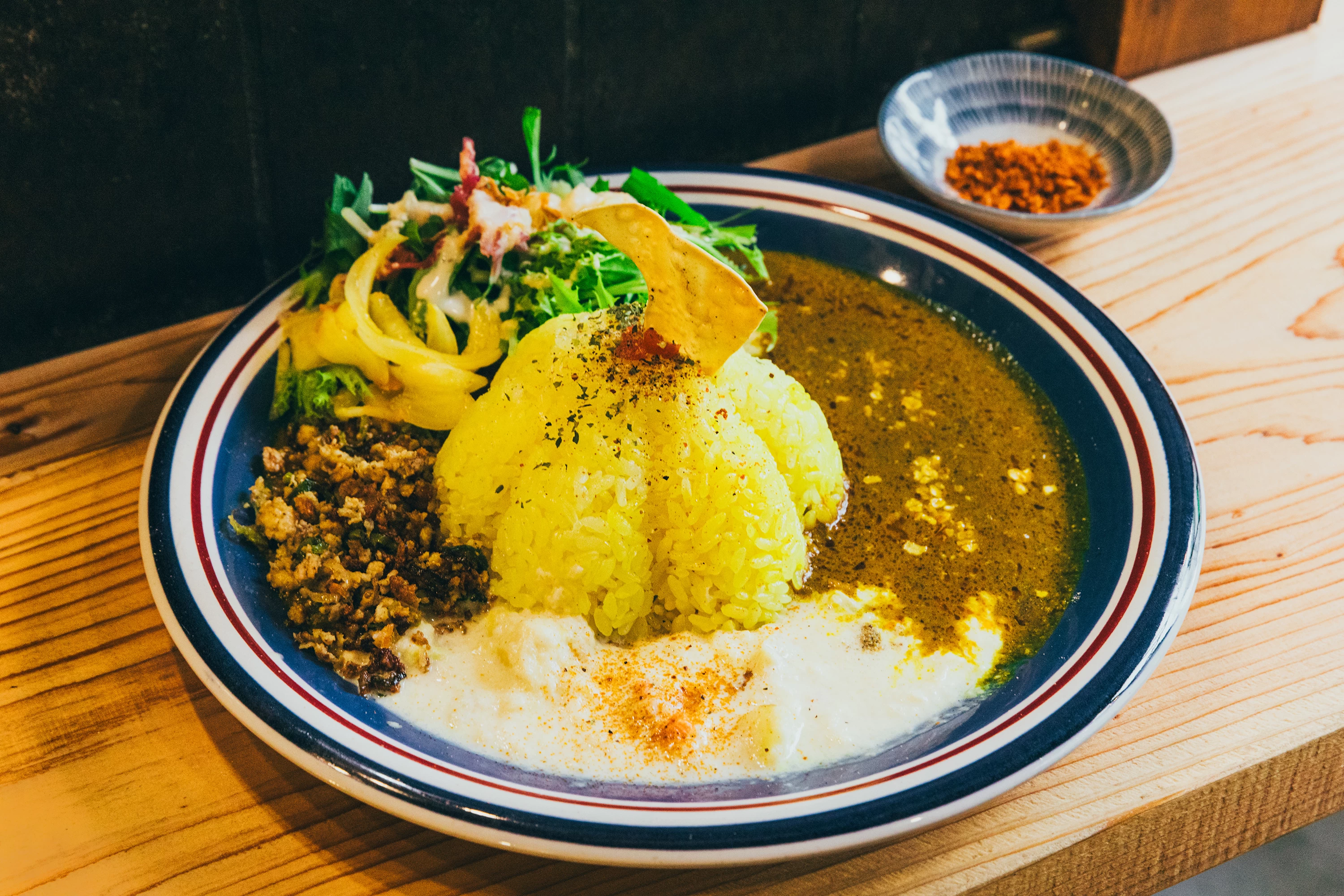 東京町（ひがしきょうまち）スパイシーカリーは3種類のカレーをご飯や副菜と混ぜて楽しむ