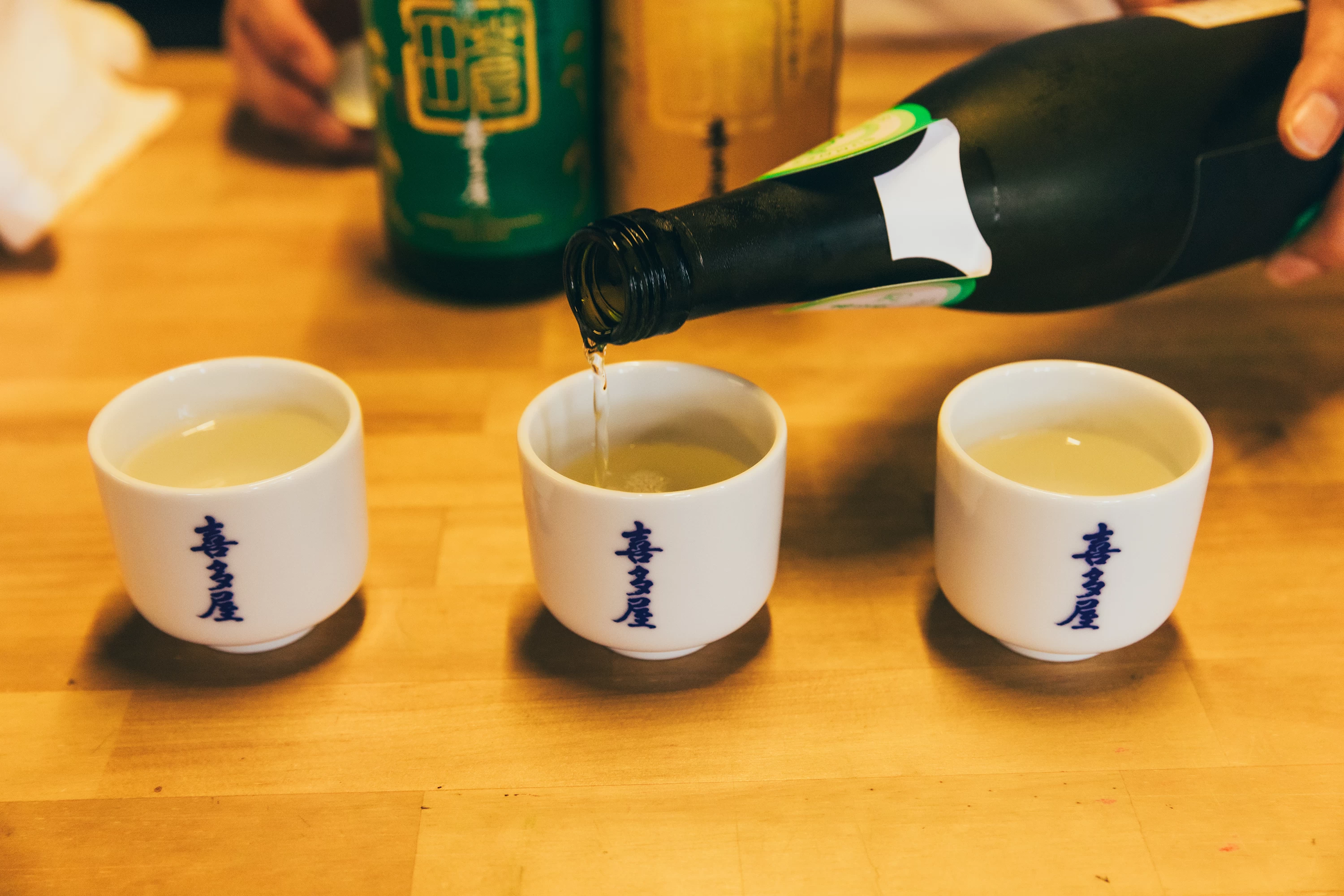 日本酒の飲み比べを楽しめる