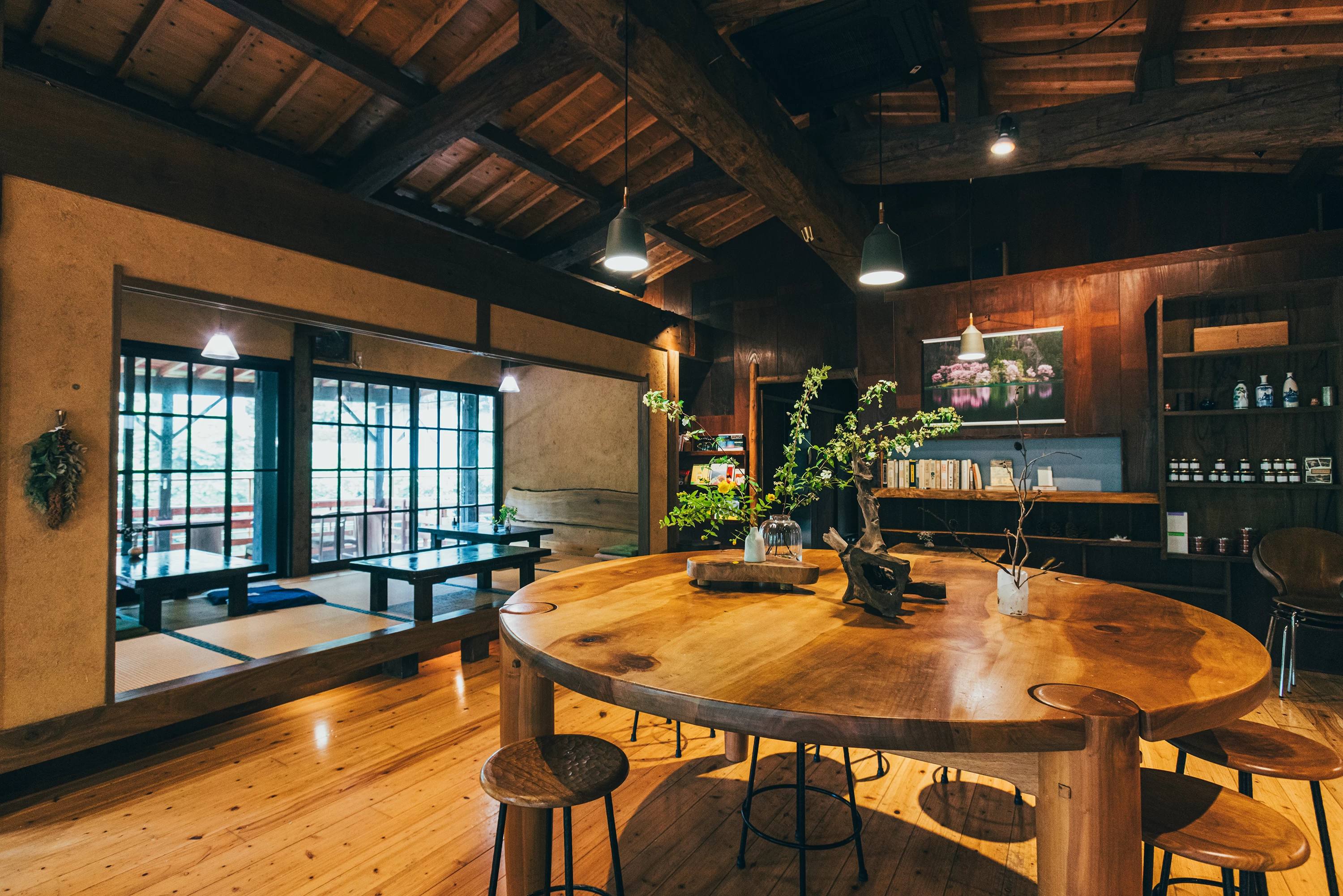 店内ではおしゃれな茶器やお茶の販売も