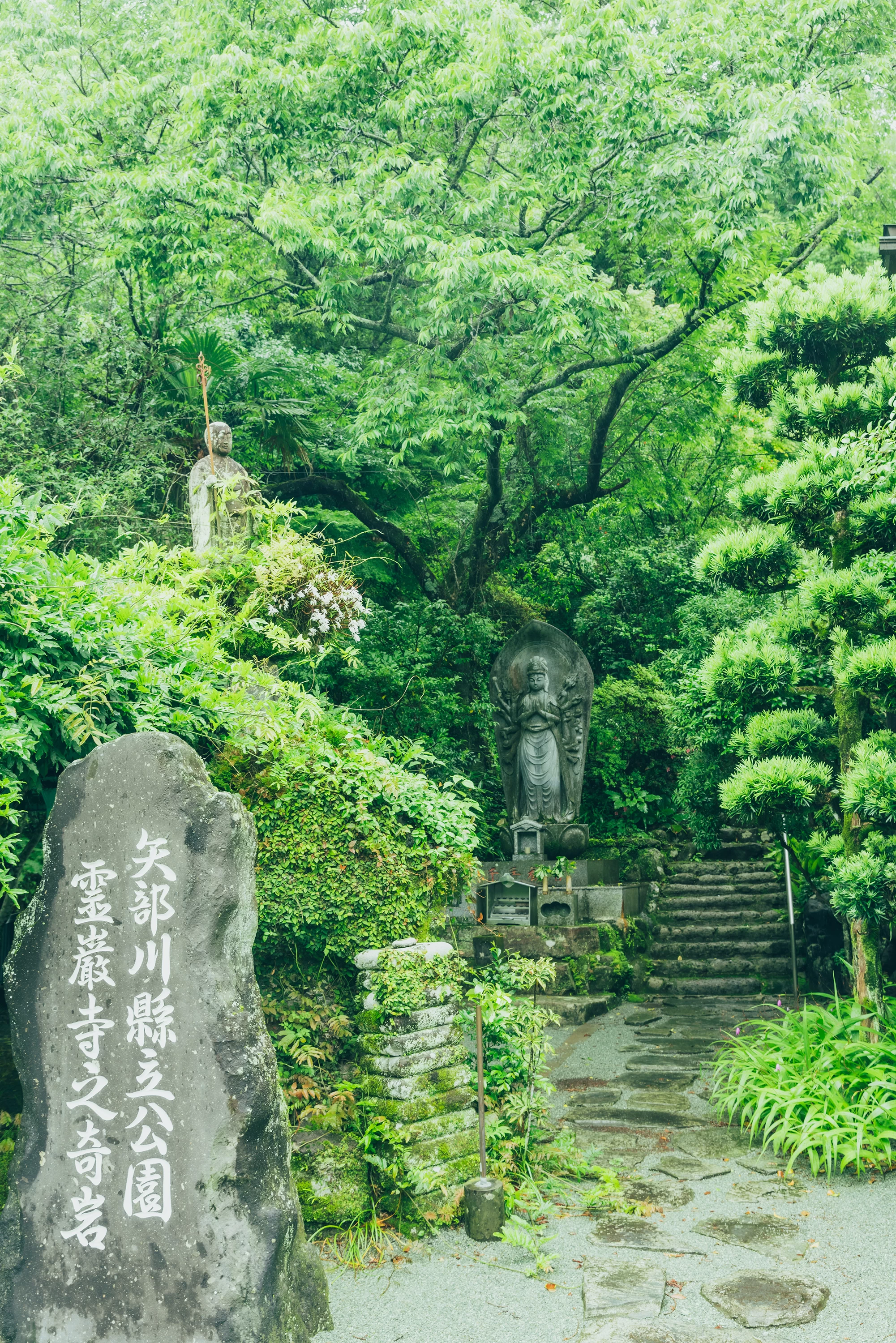 夏は深緑、秋は紅葉が見事