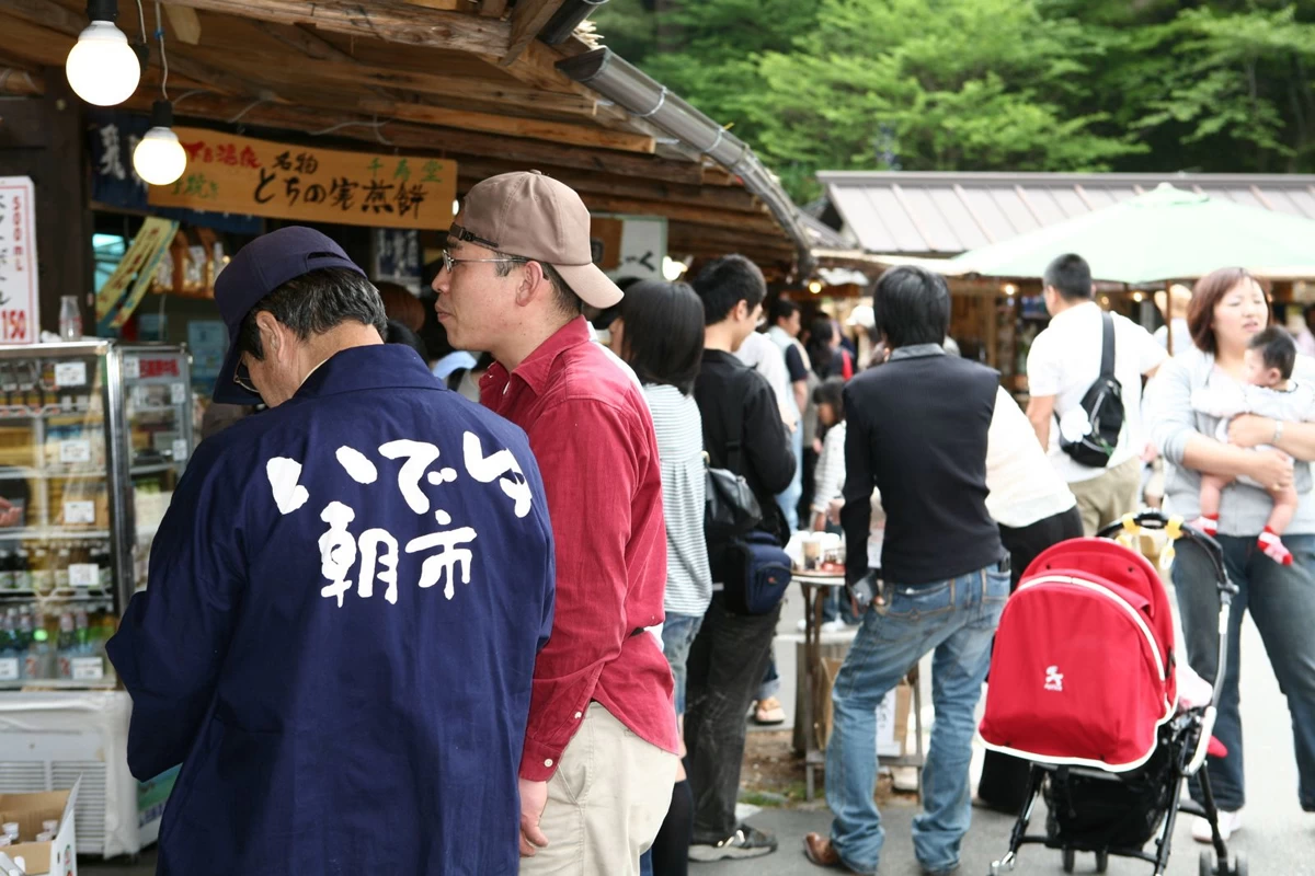 にぎわう朝市②