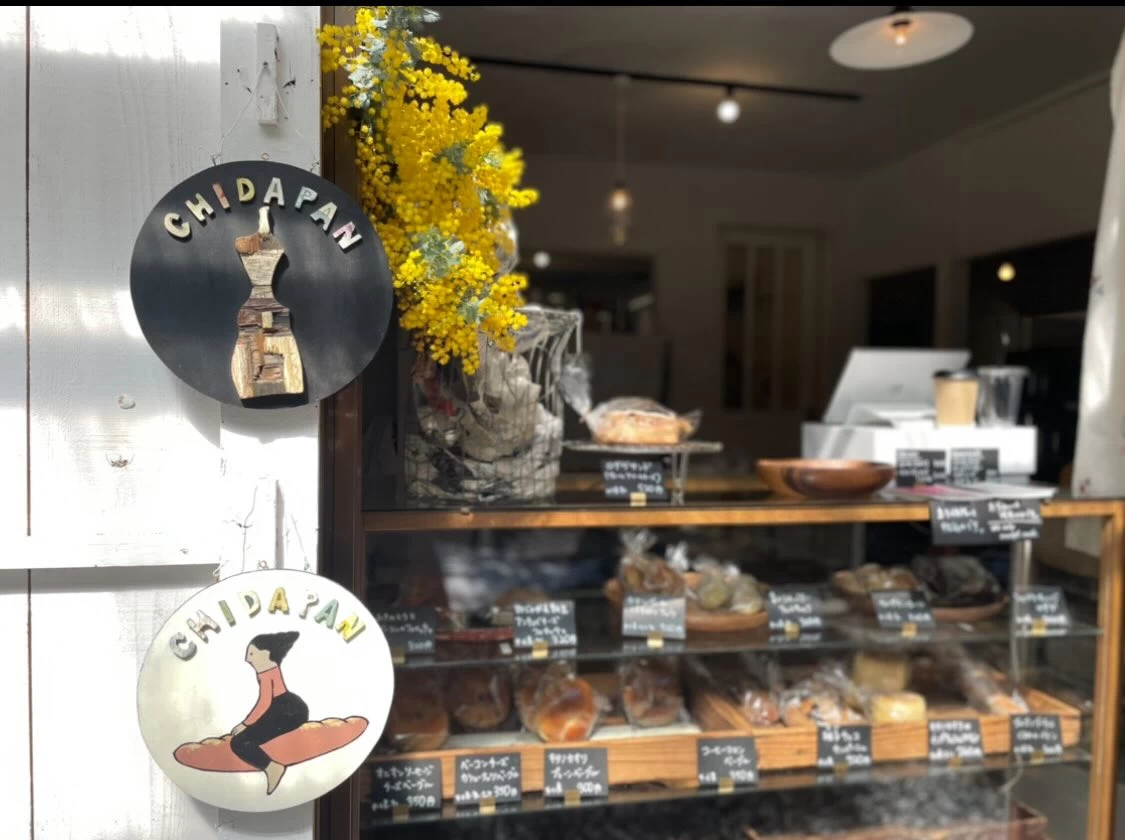 焼きたてのパンが並ぶショーケース　画像提供：ちだパン