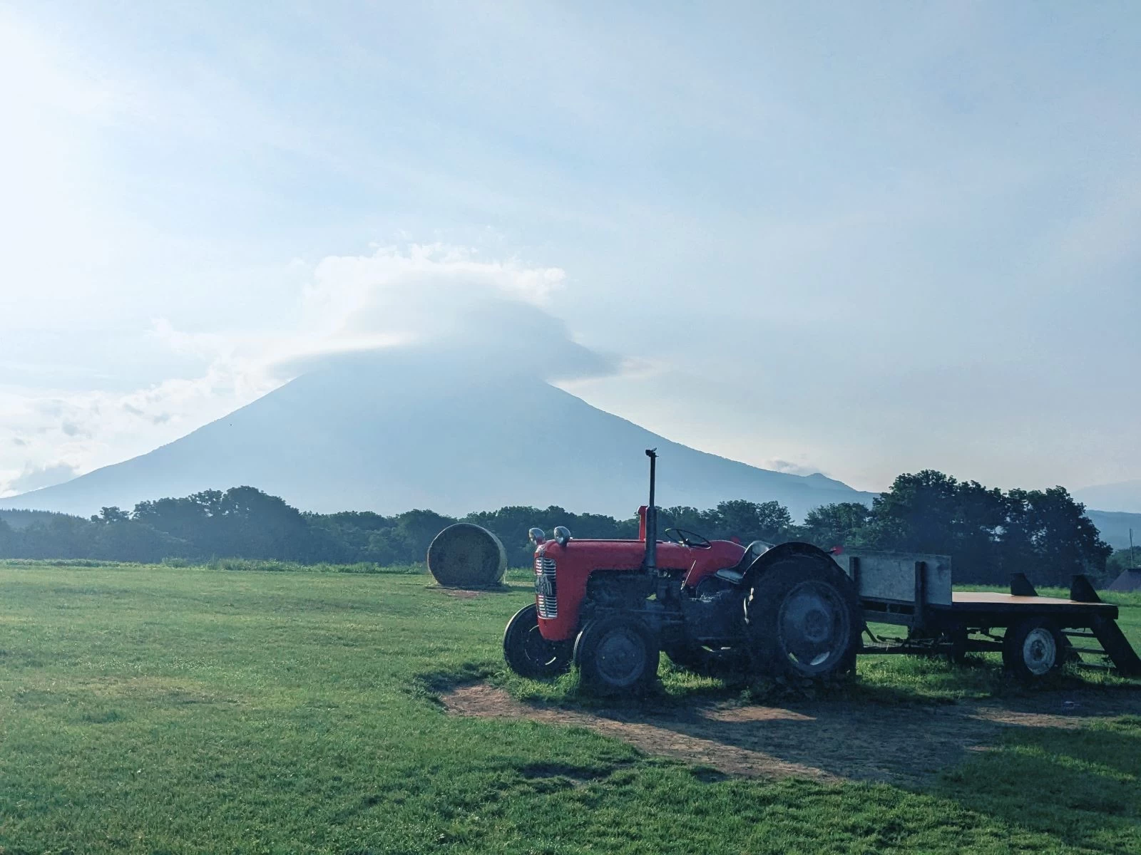 羊蹄山と赤いトラクター（現地にて撮影）