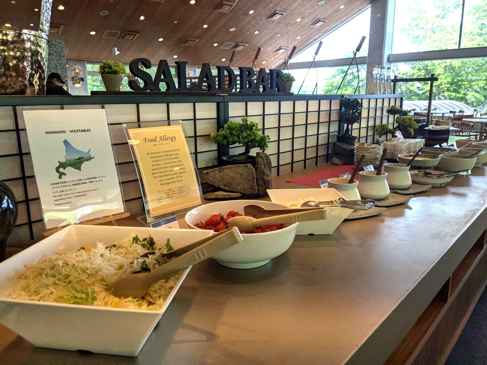 サラダバー（現地にて撮影）