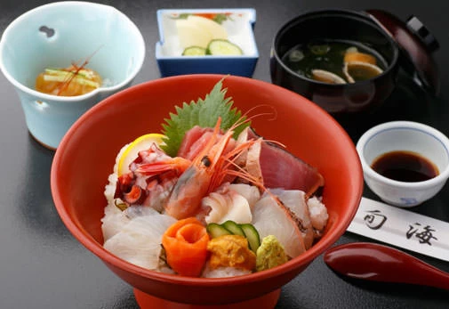 旬の海の幸を活かした「海鮮丼」