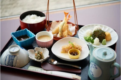 家伝 鯛めし御膳（2,310円）。ごはん3膳分の鯛めしに、茶わん蒸し、もずく酢、焼き魚、天ぷらもついた、ごちそうランチ