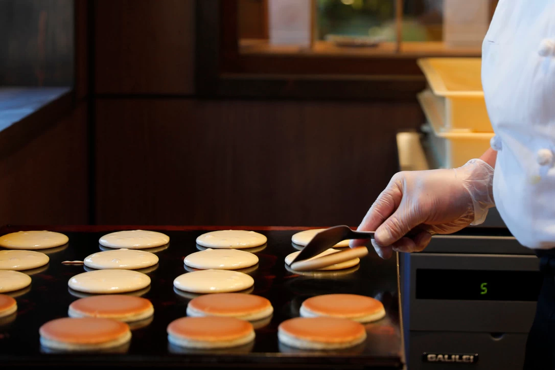 銅鑼焼き（どらやき）を作る様子