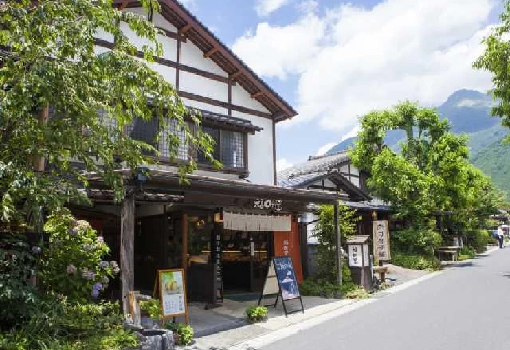 食事処や土産物店などが並ぶ