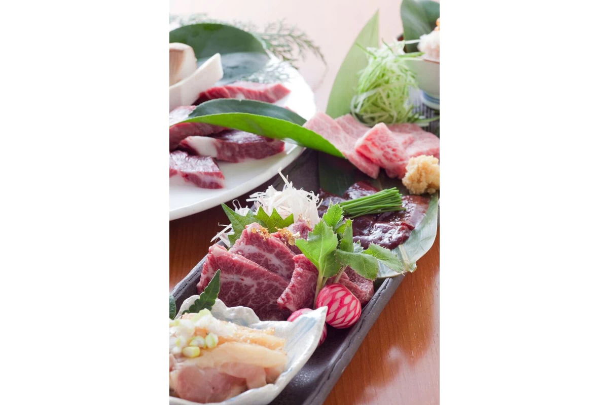 上質な宮崎牛、地鶏、馬刺し、ホルモンなど多数の肉類が揃う