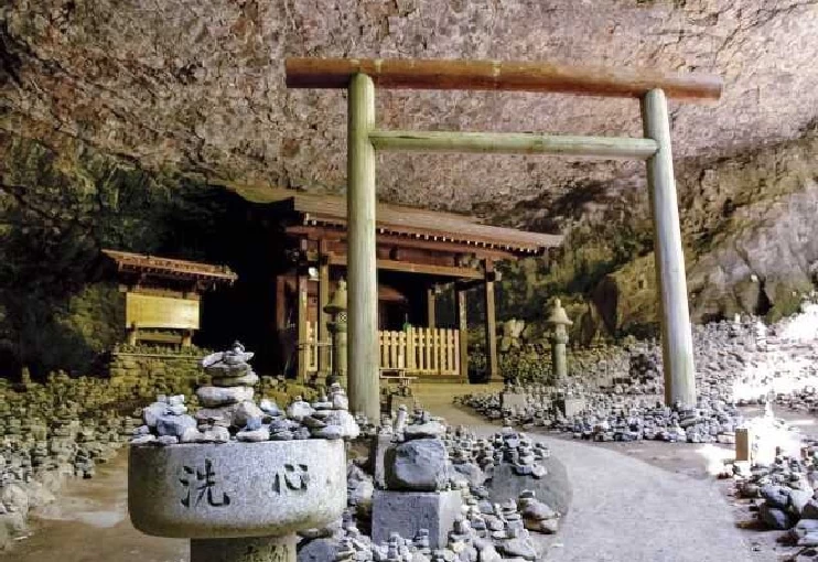 一帯に積まれた石の山が点在