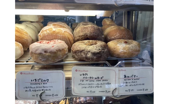 ショーケースに並ぶドーナツ②（現地撮影）