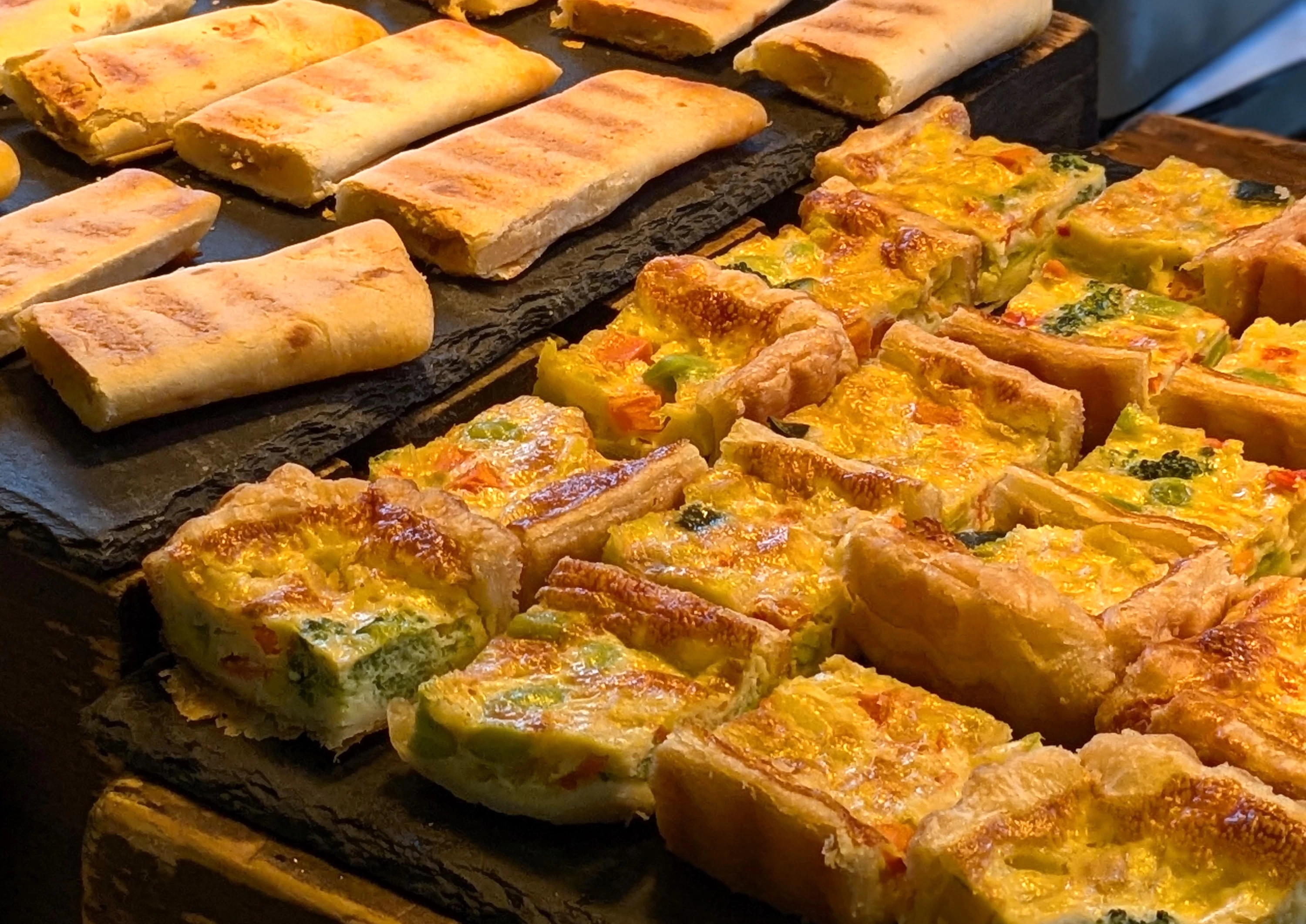 キッシュとトルティーヤ（現地にて撮影）