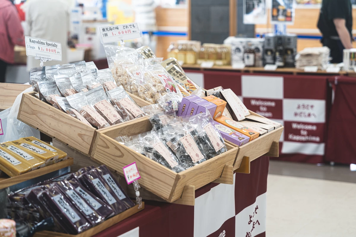 クルーズ船寄港時のターミナル内（現地にて撮影）