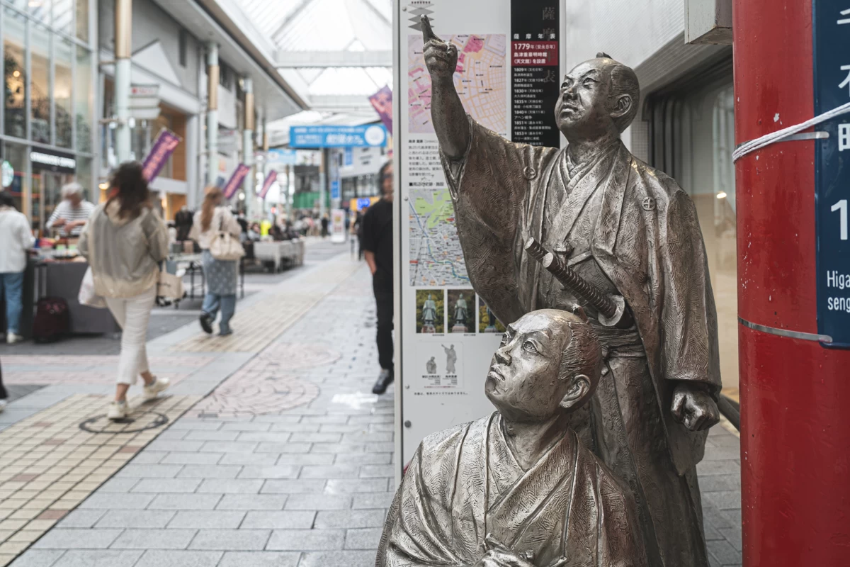 天体観測をする島津重豪と水間良実の銅像（現地にて撮影）