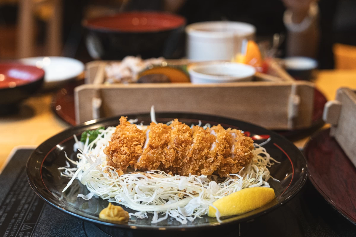 鹿児島名物「黒豚のとんかつ」（現地にて撮影）