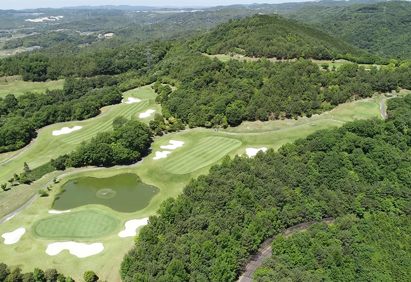 雄大な山々を眺めながら爽快なプレーを堪能