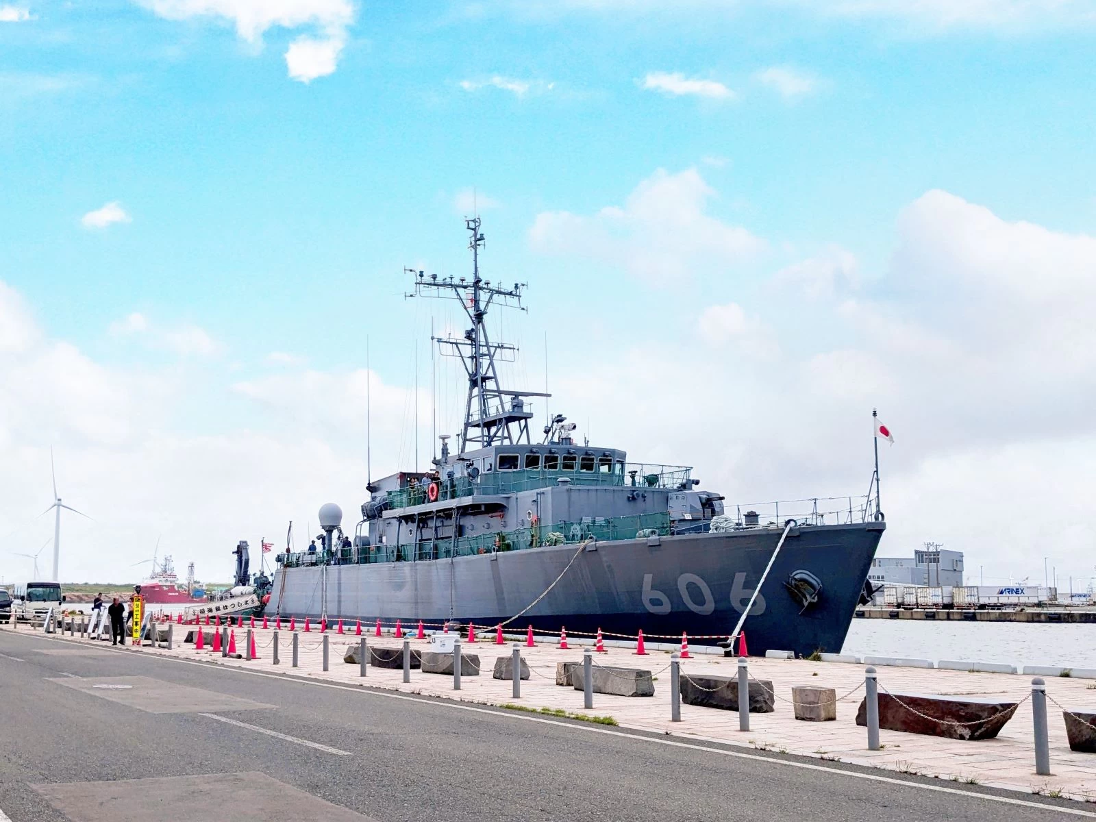 埠頭に停泊する艦船（現地にて撮影）