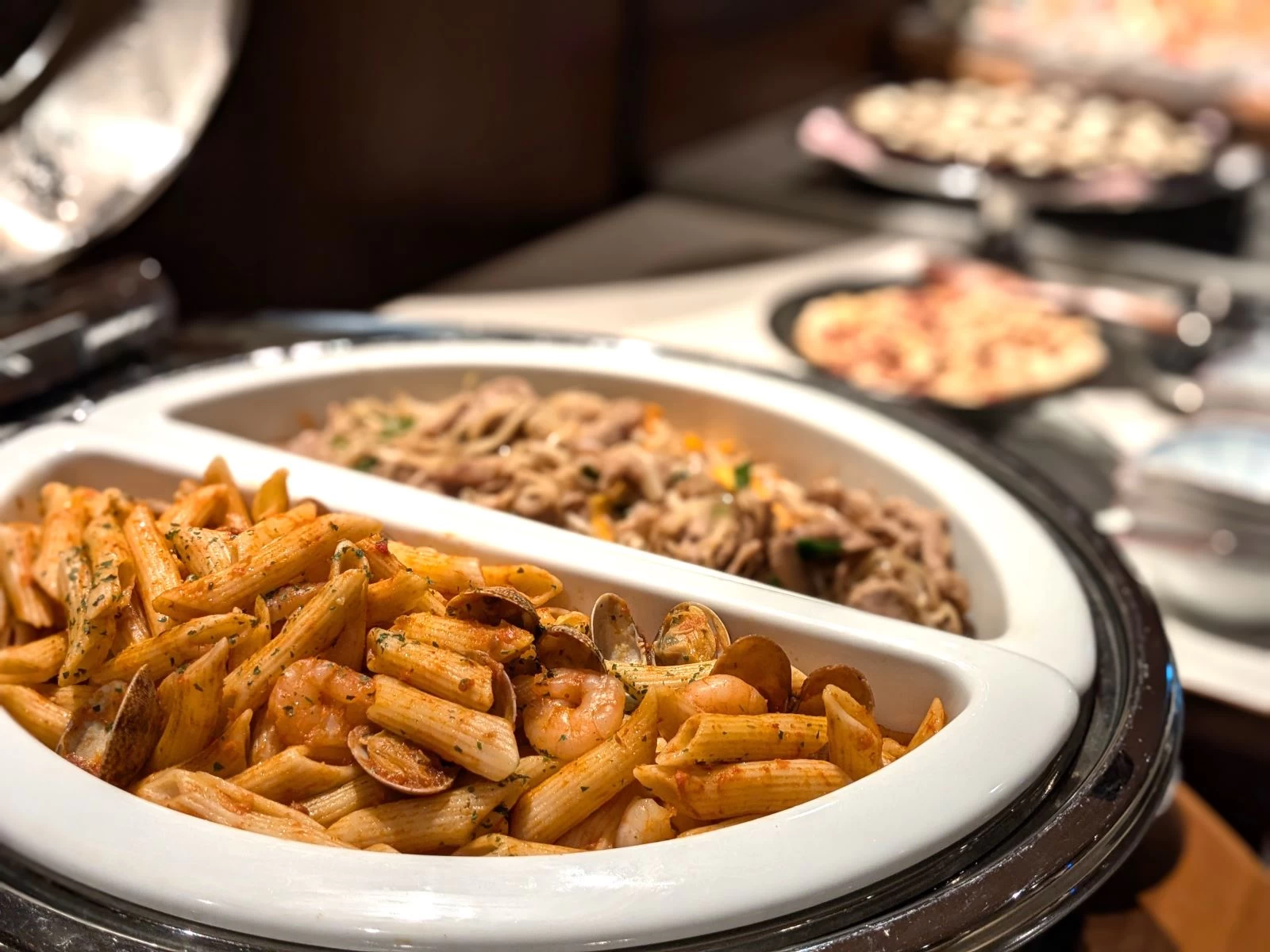 カクテルサービスのホットミール（現地にて撮影）