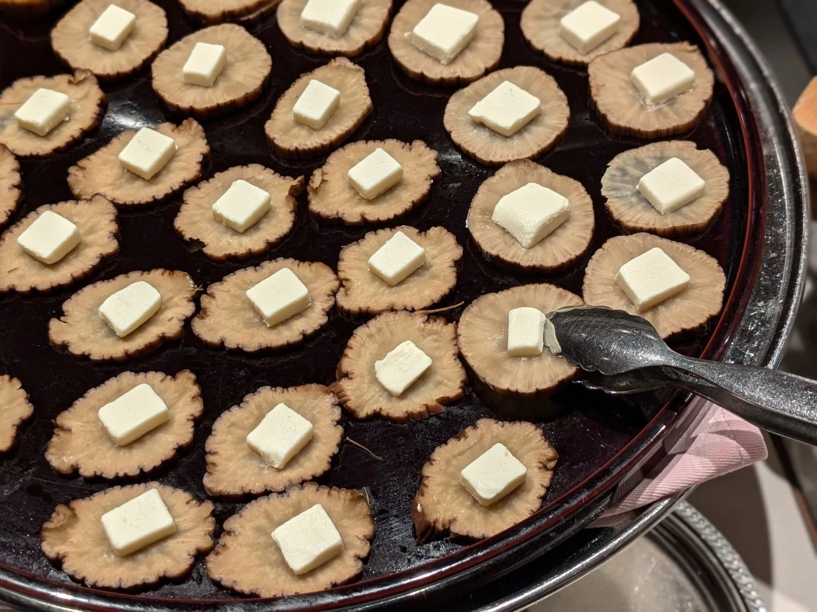 カクテルサービスのいぶりがっこ（現地にて撮影）