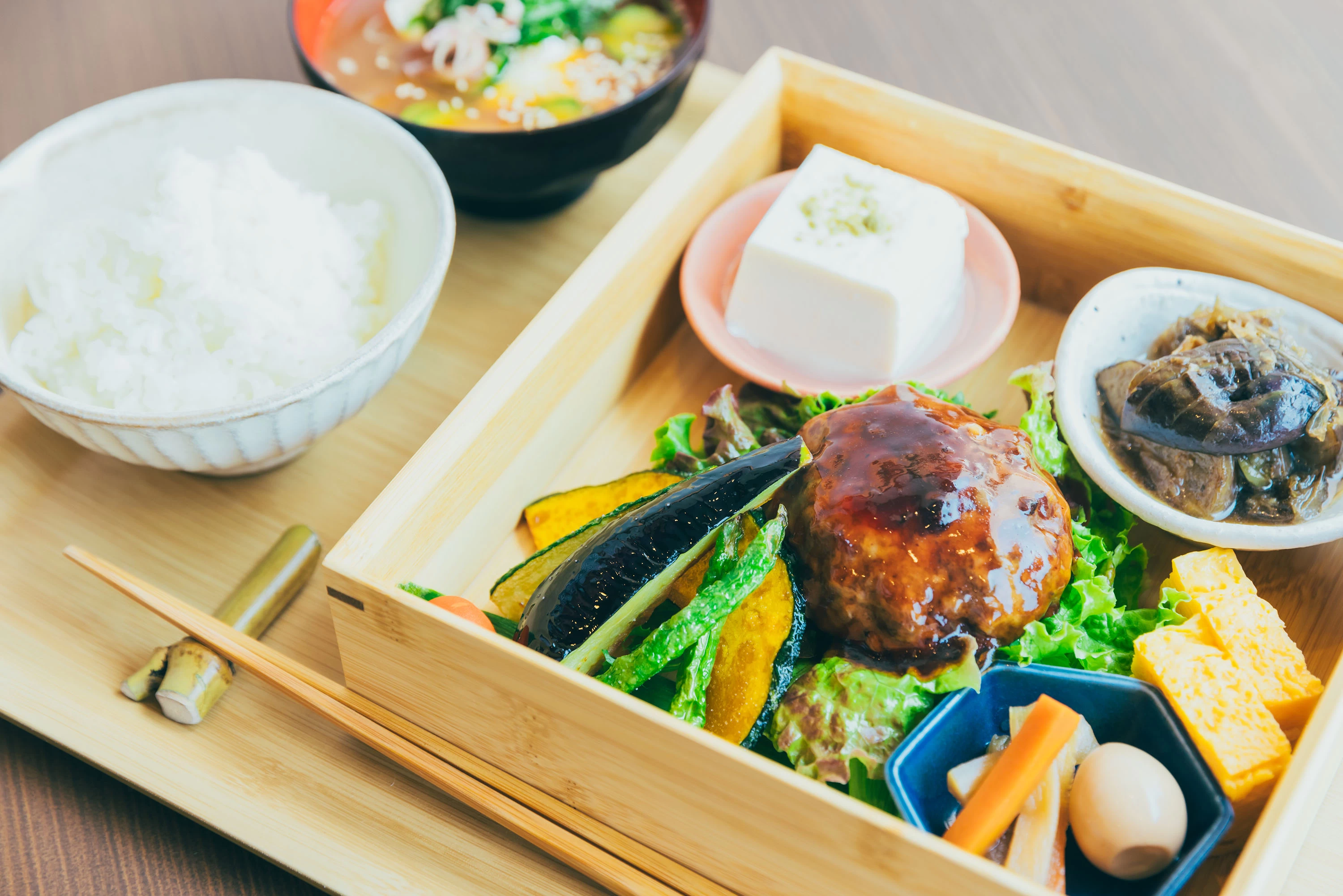 ボリューム満点のハンバーグが主役の季節の若竹重（1,800円）