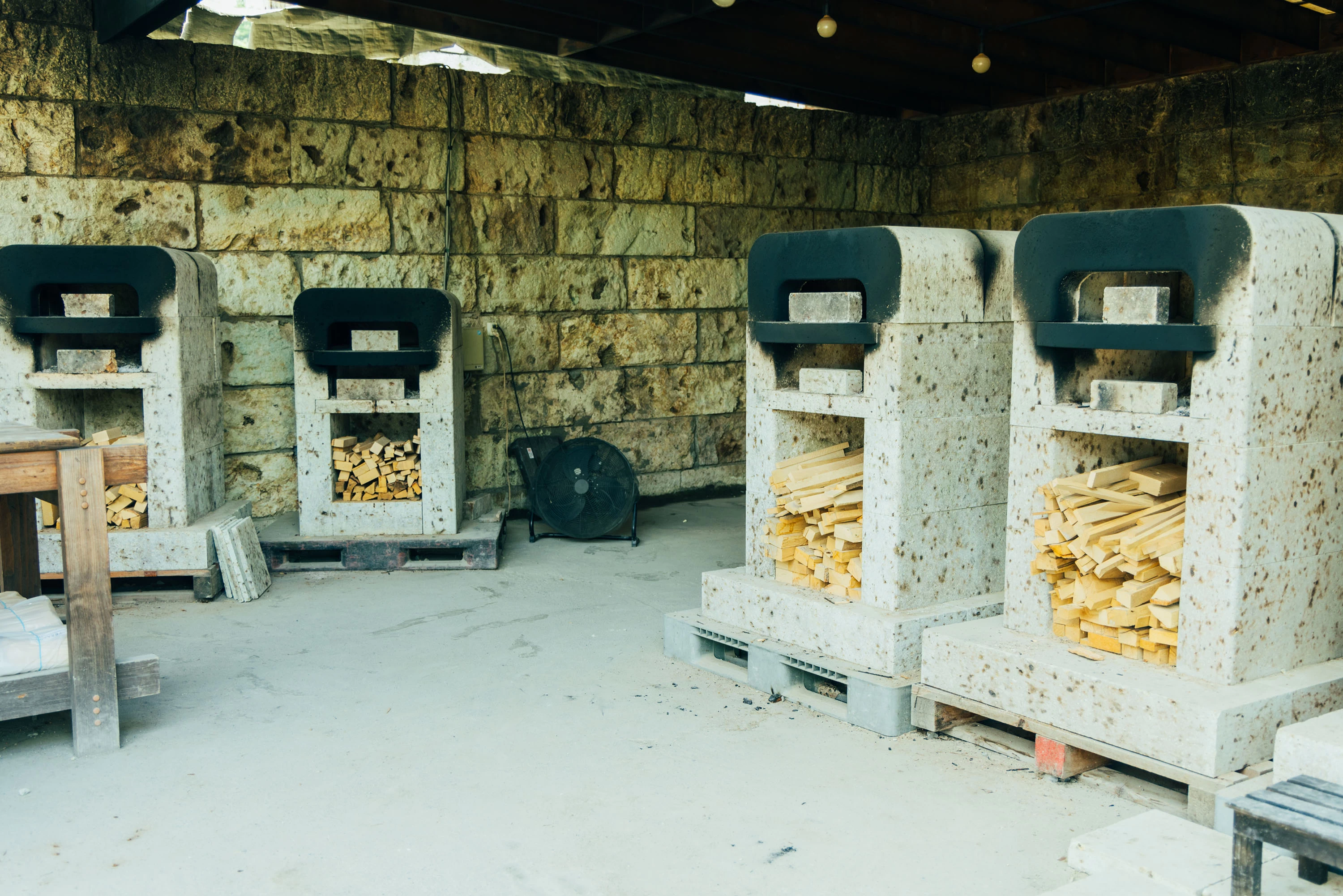 大谷石の石窯で本格的なピザ焼き（1,300円）