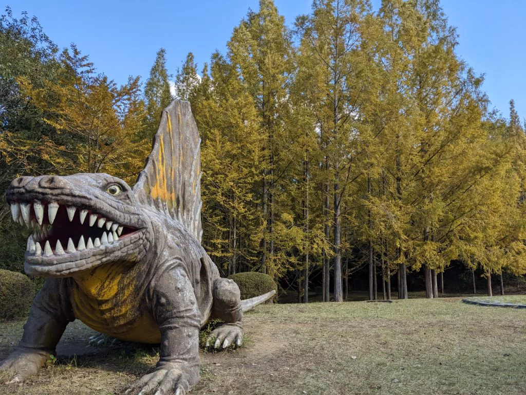 恐竜のオブジェ　秋