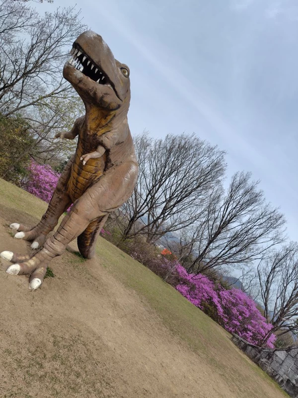 恐竜のオブジェ　春