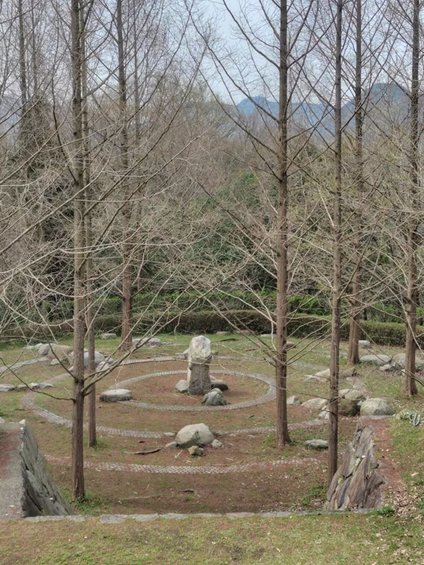 ストーンサークルのオブジェも