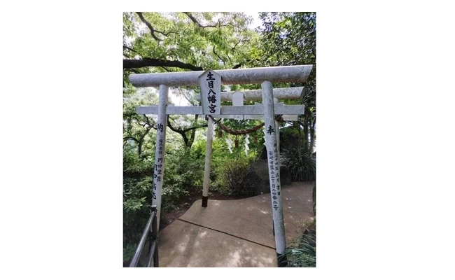 参道途中にある鳥居