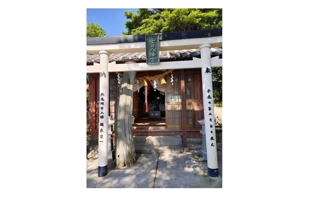 拝殿前の四の鳥居