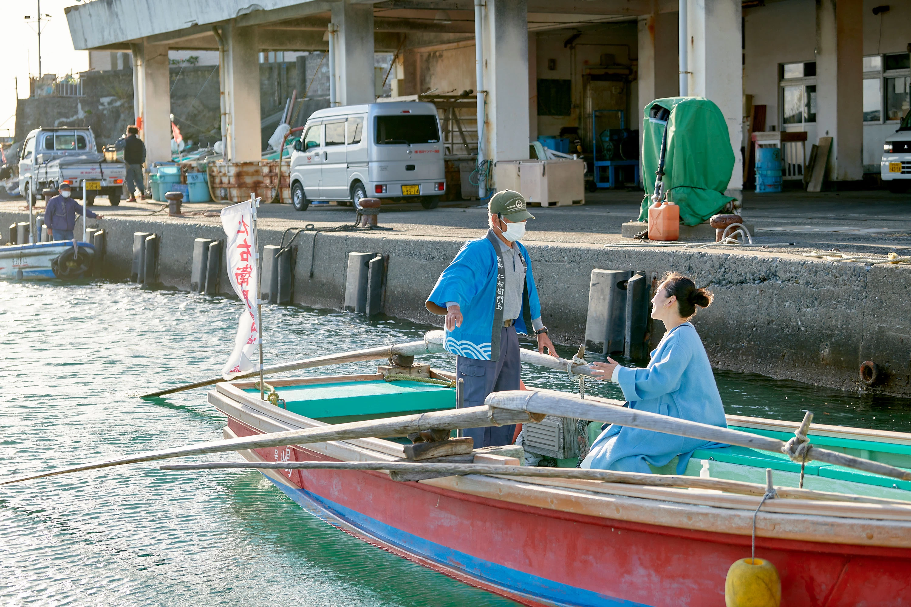 4人乗りの渡し舟に揺られて5分ほどで到着