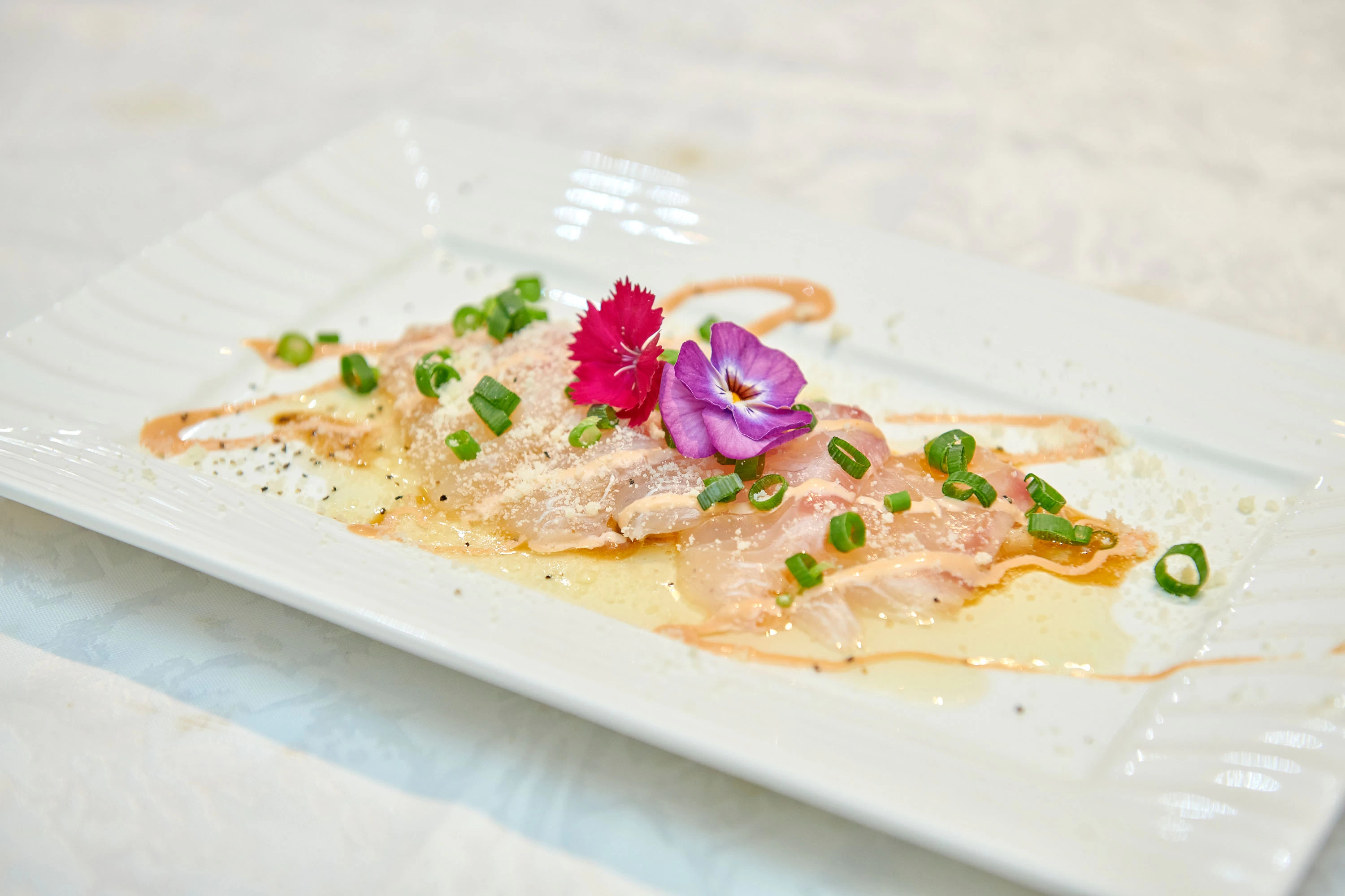 自家製オリジナルソースが決め手の地魚のカルパッチョ（1,300円）