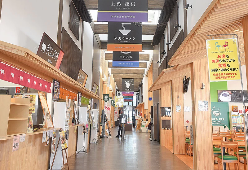 天井が高く明るい館内