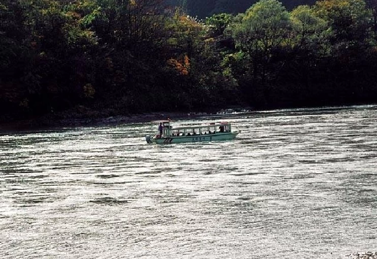 阿賀野川を行く遊覧船