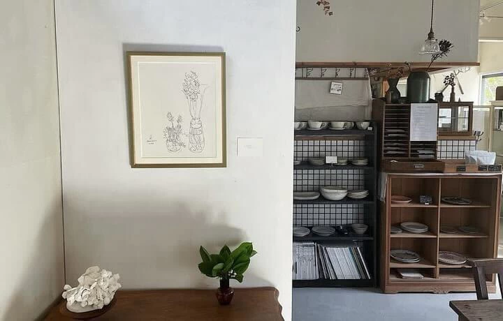 うつわや雑貨の展示販売も行っている