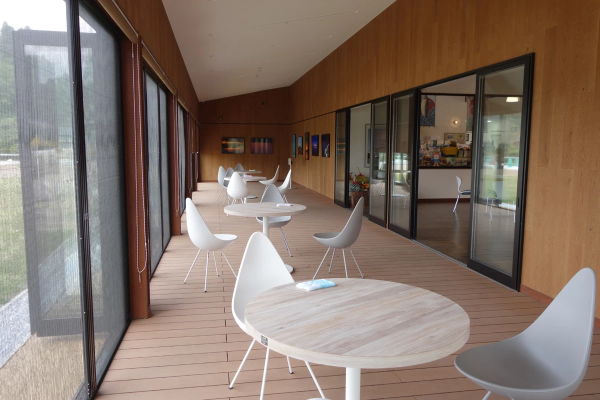 浦の浜湾を眺めながら寛げるテラス