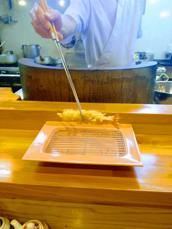 揚げたての天ぷらをカウンターで