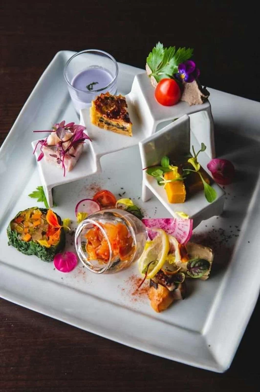 天草の焼き窯にオーダーした器に盛りつけられたオードブル