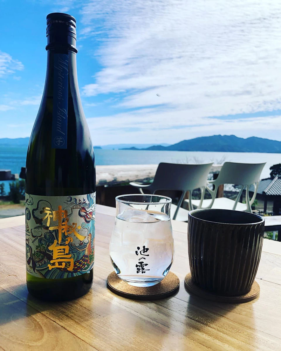 海を眺めながら焼酎の味見を