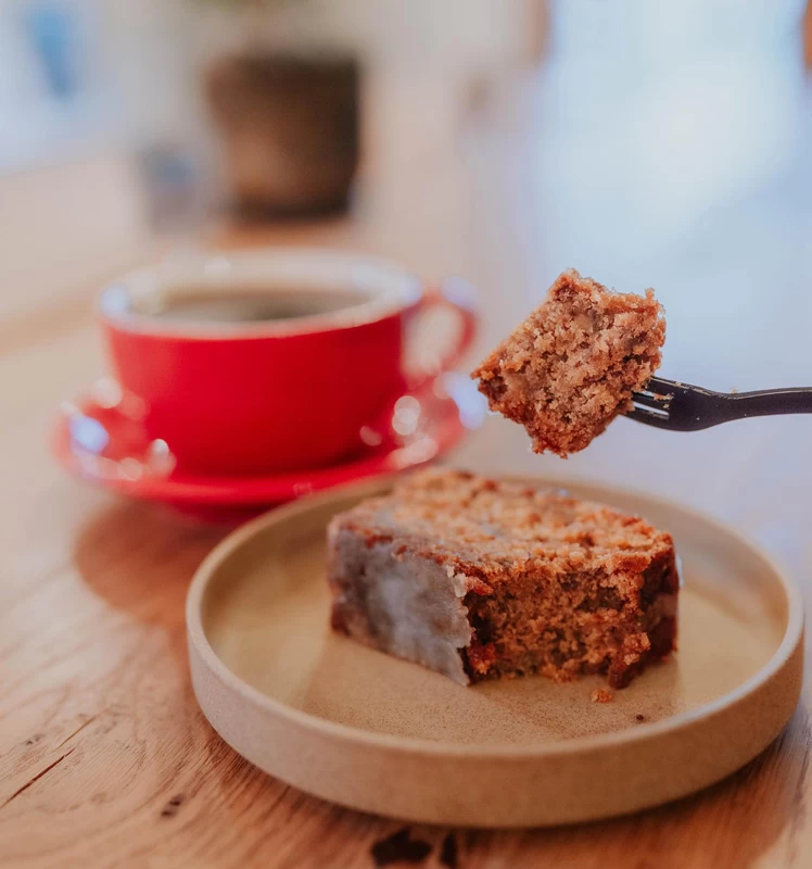 ホットアメリカーノとスパイスが効いたバナナケーキ